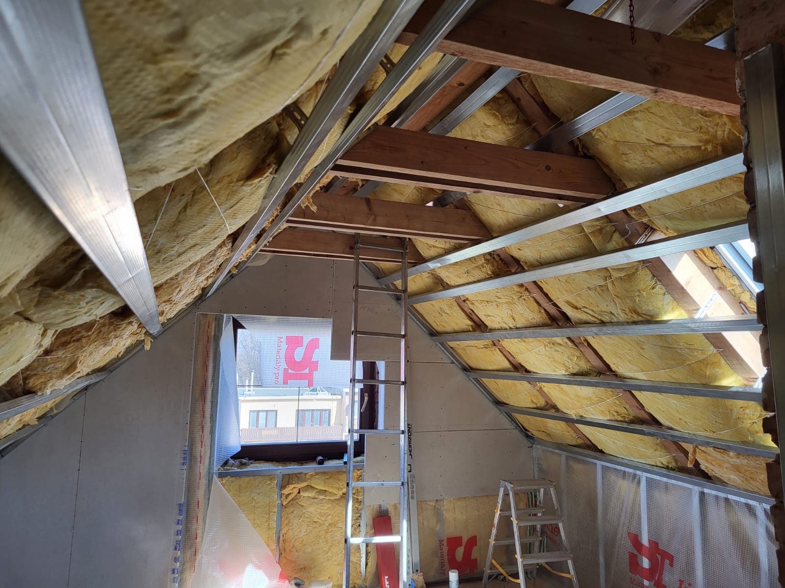 Podkroví a konstrukce během realizace