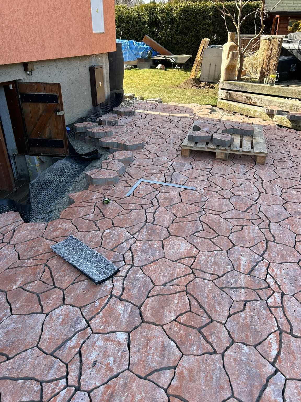 Zahradní dlažba během realizace